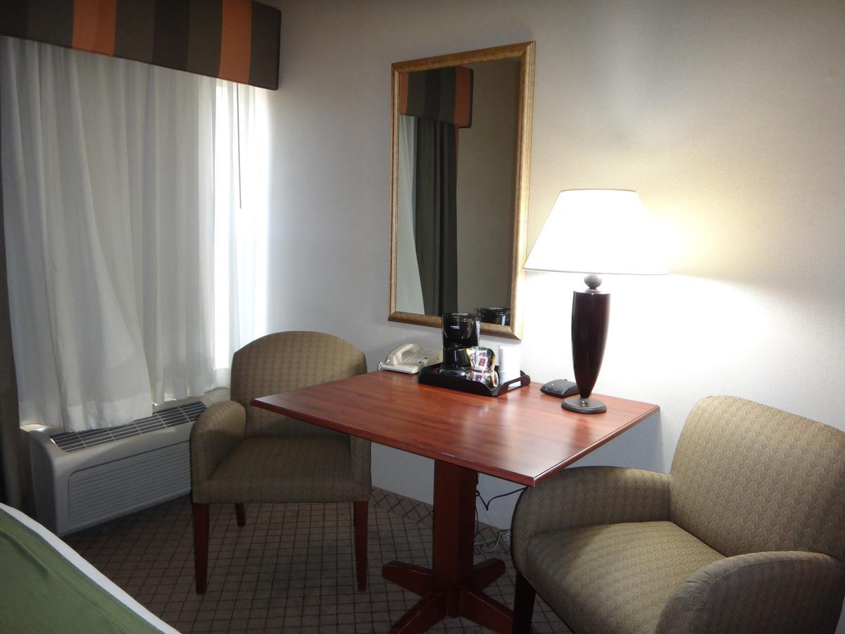 Windsor Inn & Suites Dodge City Exteriör bild